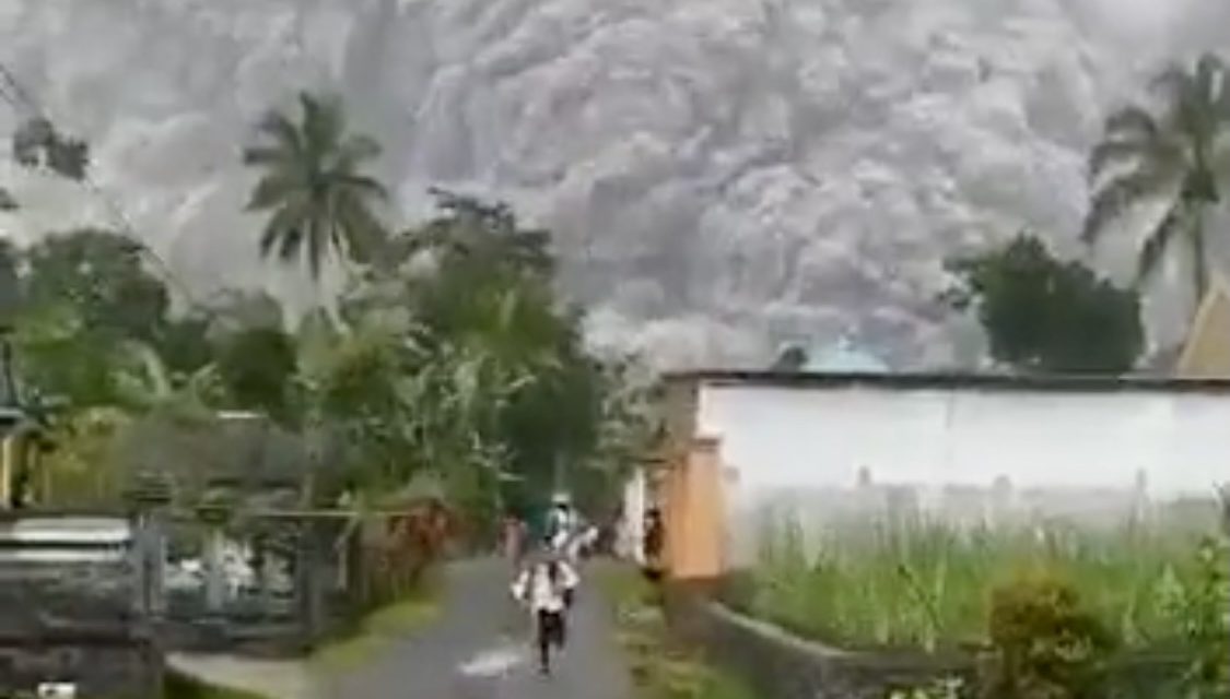 Hace erupción volcán en Indonesia