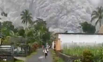 Hace erupción volcán en Indonesia