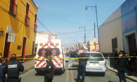 Atienden cuerpos de emergencias de Huamantla reporte de una persona sin vida en su vehículo
