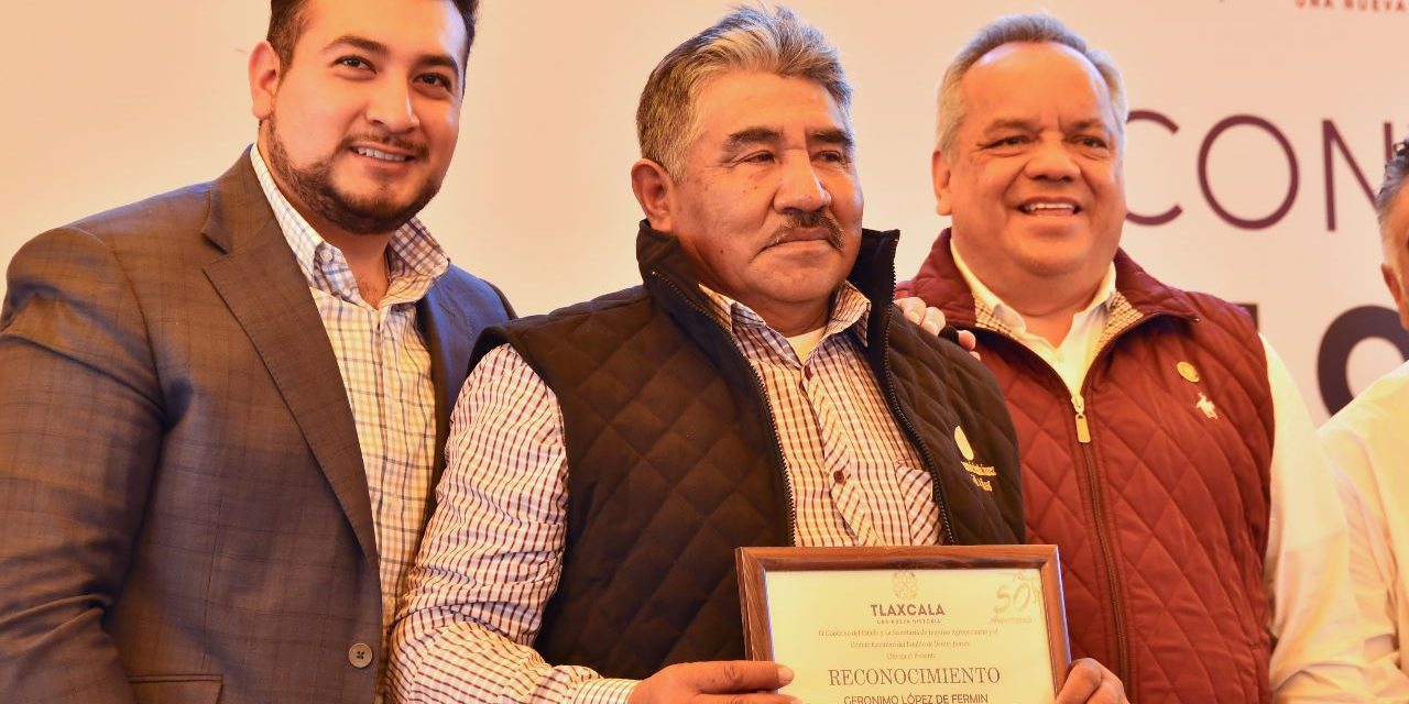 Felicita Salvador Santos Cedillo a socios fundadores del Establo Benito Juárez