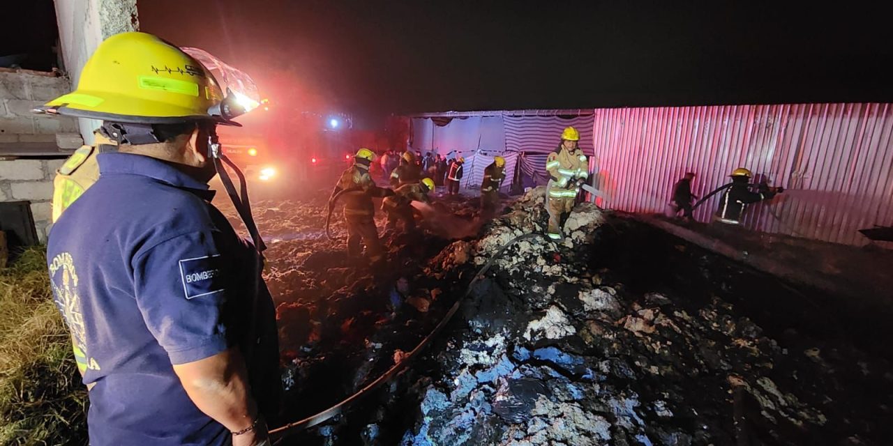 Atiende Policía de Chiautempan y Bomberos incendio en fábrica textil