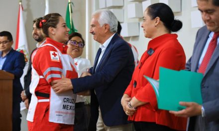 Apadrina Presidente Municipal de Chiautempan a generación de TUM de Cruz Roja Mexicana