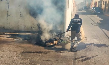 Sofoca Protección civil de Huamantla incendio en pila de basura en vía pública