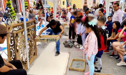 Niñas y niños celebran con entusiasmo el Día del Alfombrista en Huamantla