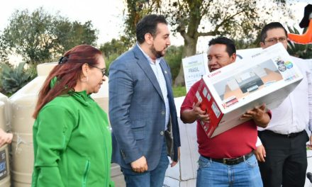 Entrega Salvador Santos Cedillo apoyos en beneficio de más de 100 familias de Altamira
