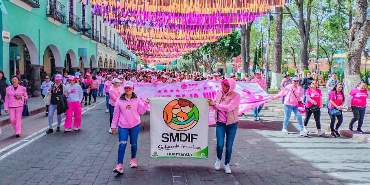 Participa el DIF de Huamantla en la «caminata rosa»en la capital del estado