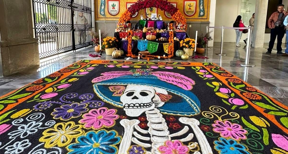 Realiza Ayuntamiento de Huamantla alfombra y ofrenda de Día de Muertos en el Congreso del Estado