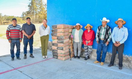 Entrega Ayuntamiento de Huamantla material de construcción a ejidatarios de José María Morelos